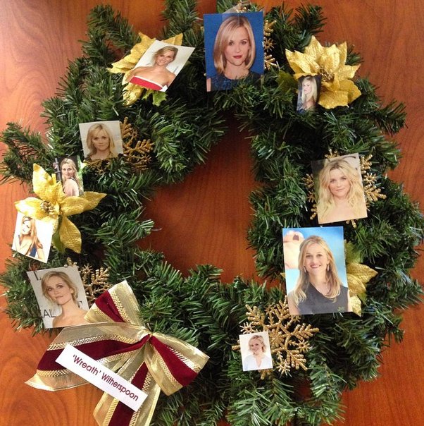 Риз Уизерспун украсила рождественские венки